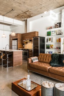 Οροφή σε ένα στούντιο διαμέρισμα σοφίτα