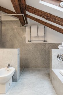 Μπάνιο στο στούντιο πατάρι