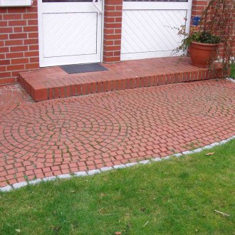 Πλακάκια άμμου μπροστά από το σπίτι