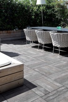 Πλακάκια άμμου κάτω από ξύλο