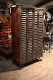 Ντουλάπα βιομηχανικού στυλ