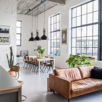 Οροφή σκυροδέματος στο σοφίτα καθιστικού