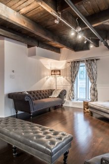 Στοιχεία στυλ σοφίτας στο σαλόνι