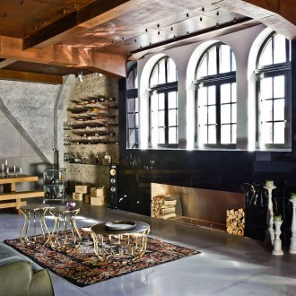 Μέταλλο στο ντεκόρ της σοφίτας του καθιστικού