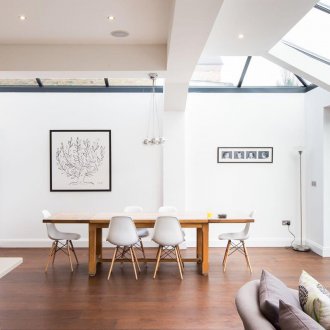 Παράθυρα στυλ σοφίτα στο σαλόνι