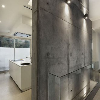 Σκυρόδεμα τοίχο στο διάδρομο σοφίτα