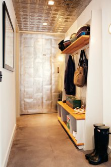 Μεταλλική πόρτα στο πατάρι του διαδρόμου