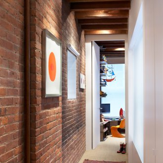 Γωνιά σοφίτα τούβλο τοίχο