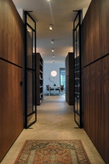 Χαλί στη σοφίτα του διαδρόμου