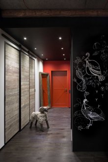 Χώρος σοφίτας σε κόκκινο σχέδιο