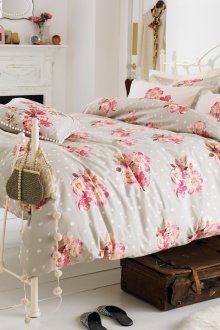 Δωμάτιο σε στιλ Προβηγκίας με floral εκτύπωση σε κρεβάτι και κουρτίνες