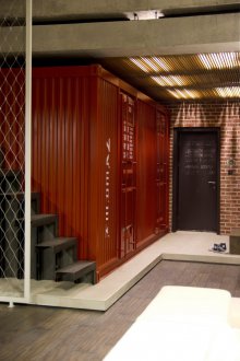 Μεταλλικό ντουλάπι στο πατάρι του διαδρόμου