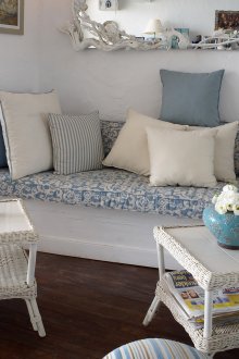 Μπλε και άσπρο καθιστικό με καθρέφτη provence