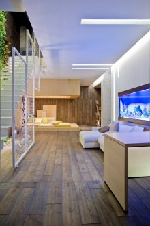 Φωτεινή σοφίτα στο διάδρομο