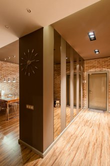 Καθρέπτες στη σοφίτα του διαδρόμου