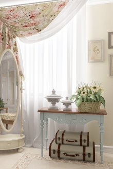 Κομμάτι με καθρέφτες και κουρτίνες λουλουδιών provence