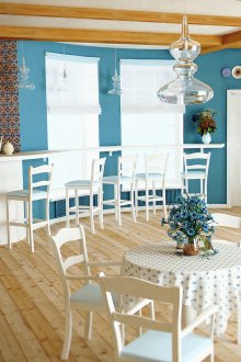 Καφέ με φωτεινούς τοίχους σε στιλ Προβηγκίας