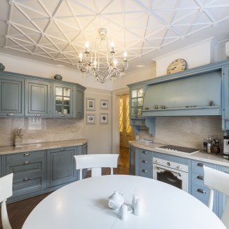 Ζεστή μικρή κουζίνα στην Προβηγκία