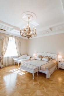 Ευρύχωρο υπνοδωμάτιο με κρεμμύδια provence