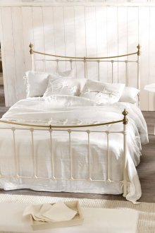 Μπεζ και λευκά υφάσματα σε κρεβατοκάμαρα με πρόσοψη