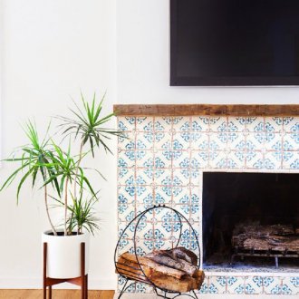 Πλακάκια με μοτίβο γύρω από το τζάκι