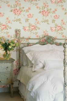 Floral ταπετσαρία και αντίκες έπιπλα κρεβατοκάμαρας Provence