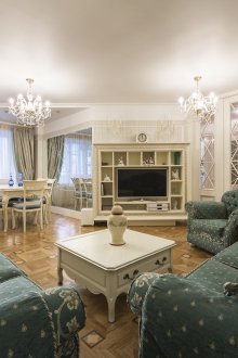 Σαλόνι στυλ Provence με σκούρο πράσινο καναπέ