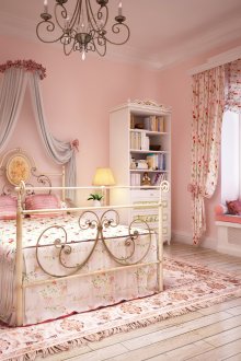 Floral κουρτίνες και απλό θόλο στην κρεβατοκάμαρα στο ύφος της provence