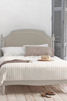 Φωτεινό ευρύχωρο υπνοδωμάτιο με ξύλινα πατώματα σε στιλ Προβηγκίας