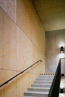 Πλάκες από κόντρα πλακέ στο εσωτερικό του σοφίτα