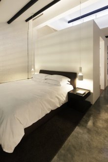 Μαύρο κρεβάτι στο σαλόνι