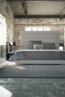 Δερμάτινο κρεβάτι σε σοφίτα