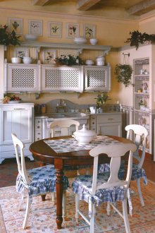 Κουζίνα Προβηγκίας με κεντρική τραπεζαρία