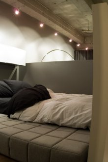 Μοντέρνο κρεβάτι σε σοφίτα