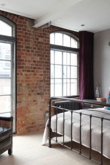 Κρεβάτι από χάλυβα σε πατάρι