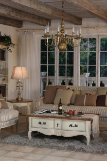 Καθιστικό με μεγάλα παράθυρα σε στυλ provence