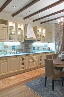 Ευρύχωρη κουζίνα στυλ Provence