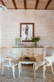 Ντουλάπα, τραπέζι και καρέκλες σε στιλ της Προβηγκίας