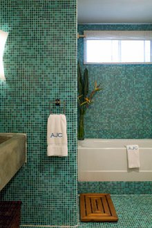 Τοποθέτηση κεραμιδιών στον τοίχο