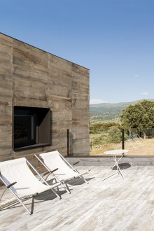 Πρόσοψη κάτω από ένα δέντρο