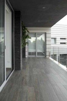 Πλακάκια πρόσοψης κάτω από άγρια ​​πέτρα