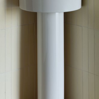 Γωνιακός νεροχύτης σε βάθρο