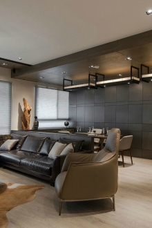 Σκούρο καναπέ στο εσωτερικό