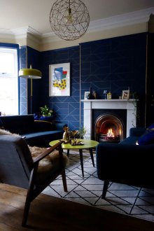 Σκούρο εσωτερικό με γεωμετρική διακόσμηση.