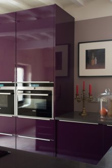 Σκούρα γυαλιστερά έπιπλα στην κουζίνα