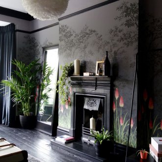 Σκούρο εσωτερικό με τζάκι