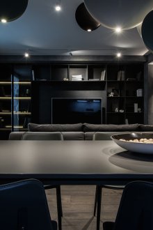 Σκούρο εσωτερικό του καθιστικού της τραπεζαρίας