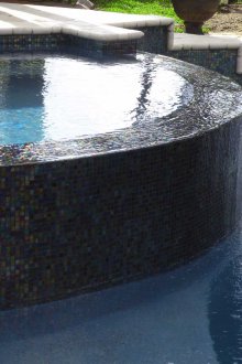 Μαύρο πλακάκι για την πισίνα