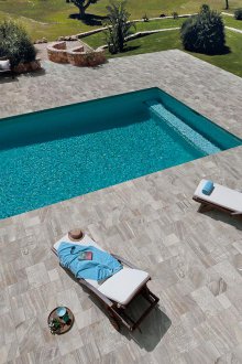 Πέτρινο πλακάκι για την πισίνα