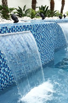 Πολύχρωμα πλακάκια για την πισίνα